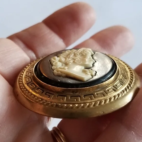 Vintage Gone with the Wind cameo brooch Scarlett O'Hara Lux Soap pin gol… - Picture 8 of 11